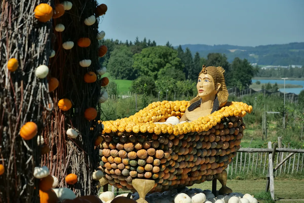 Kleopatra als Kürbisfigur in einer Kürbis-Badewanne